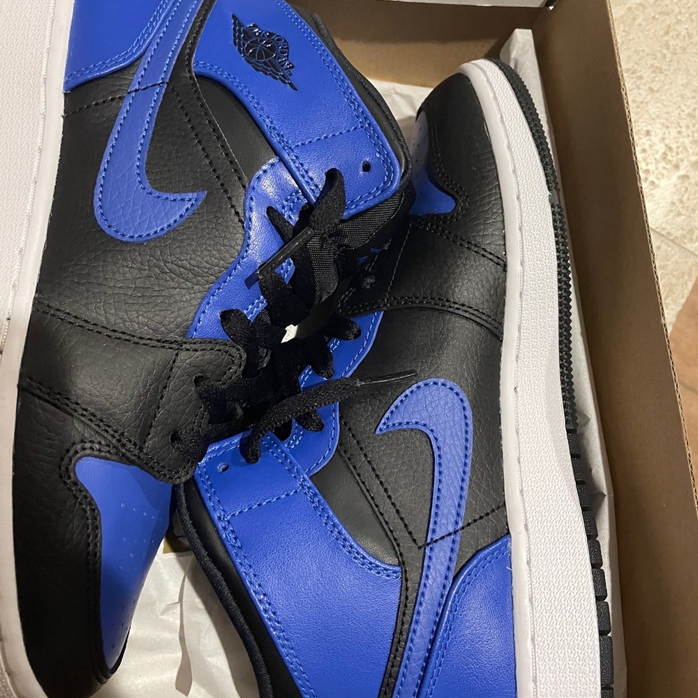 Air Jordan 1 Mid ‘Hyper Royal’
